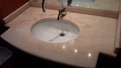pulizia top bagno in marmo