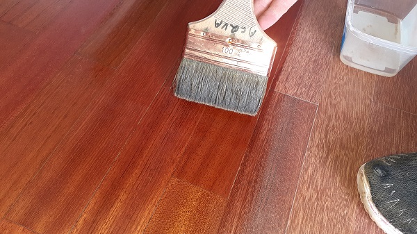 Colorazione pavimenti in legno tonalizzante
