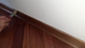 restauro istallazione battiscopa in legno