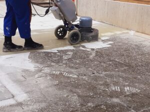 arrotatura levigatura pavimenti terrazzi balconi usurati; rettifica delle lastre delle pavimentazioni del terrazzo
