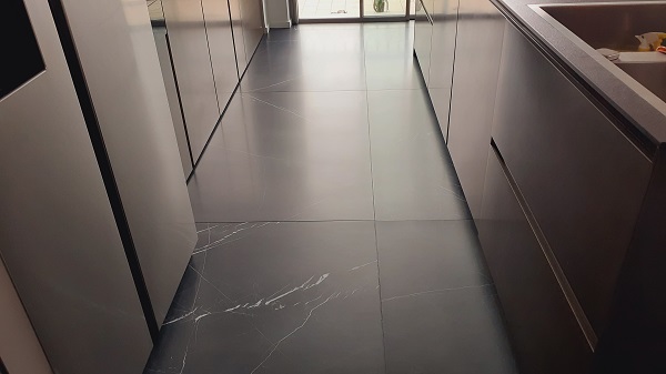 trattamento pulizia gres porcellanato; lavaggio sgrassatura pavimenti gres porcellanato; ripristino rinnovo gres porcellanato